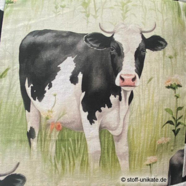 Detailansicht einer Kuh vom Dekokissen mit Kuhmotiven. Stoff-Unikate handmade in germany