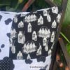 Detailansicht von Milchkannen vom Dekokissen mit Kuhmotiven. Stoff-Unikate handmade in Germany