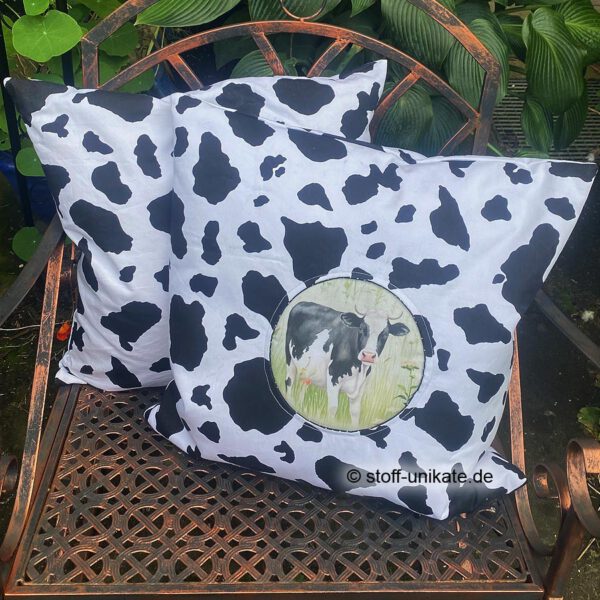 Designer-Kissen mit rundem Ausschnitt. Kuhmotive in schwarz-weiß. Stoff-Unikate handmade in Germany