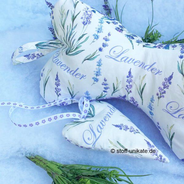 Duftherz mit lavendelblüten passend zum Leseknochen mit Lavendelmotiven. Stoff-Unikate handmade in germany