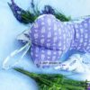 Leseknochen mit Schlaufe mit Lavendelmotiven. Stoff-Unikate handmade in Germany