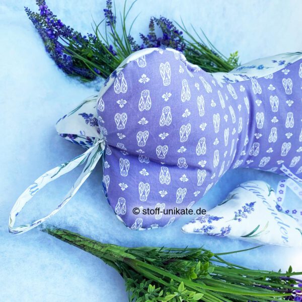 Leseknochen mit Schlaufe mit Lavendelmotiven. Stoff-Unikate handmade in Germany