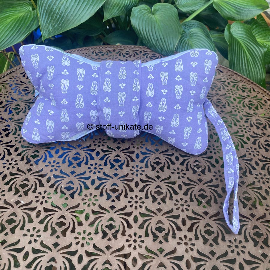 Leseknochen mit Lavendelmotiven und Duftmanschette. Stoff-Unikate handmade in Germany