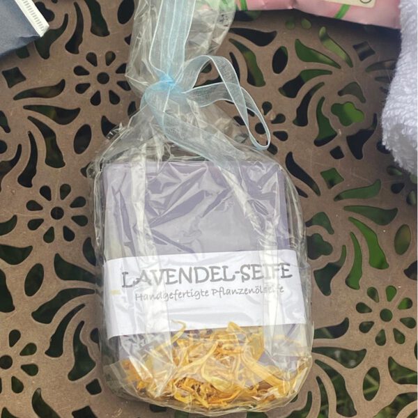 Lavendelseife als Zubehör zum Wellnesskörbchen mit Lavendel. Stoff-Unikate handmade in Germany