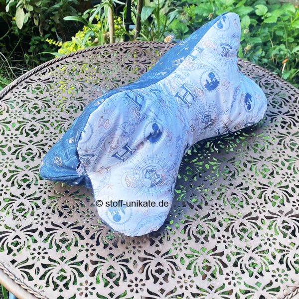 Leseknochen aus Baumwolle genäht mit Harry Potter Zeichen. Stoff-Unikate handmade in Germany