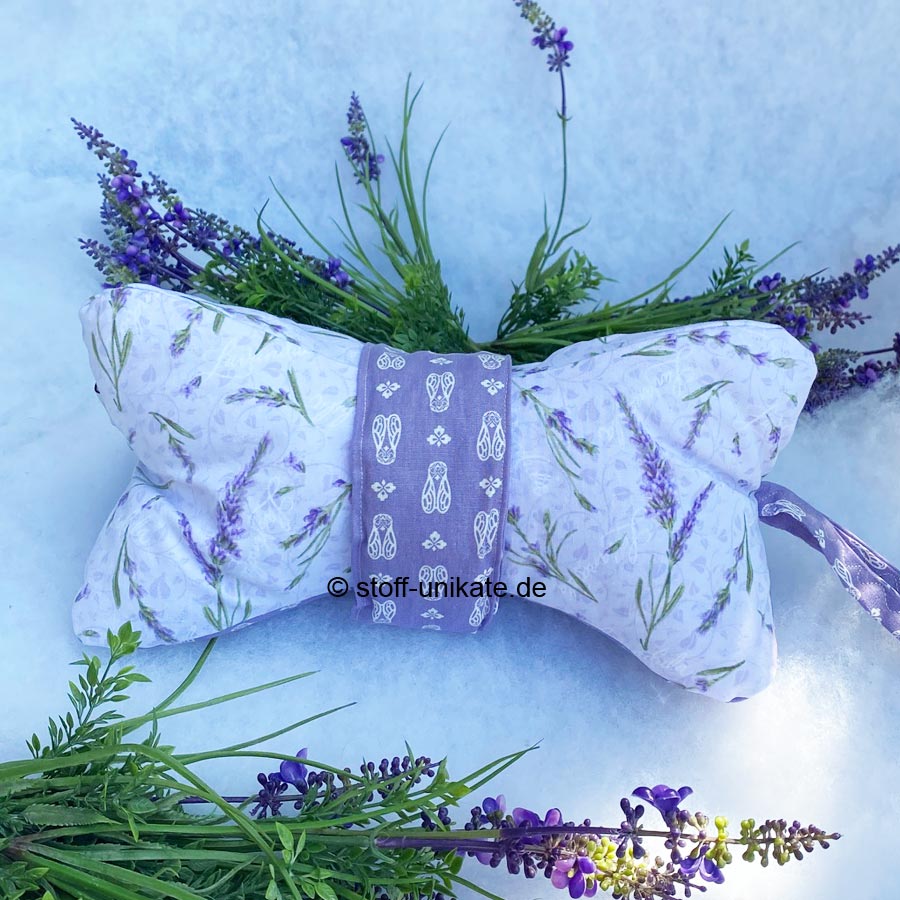 kleiner Leseknochen mit duftender Manschette aus Lavendelblüten. Stoff-Unikate handmade in Germany