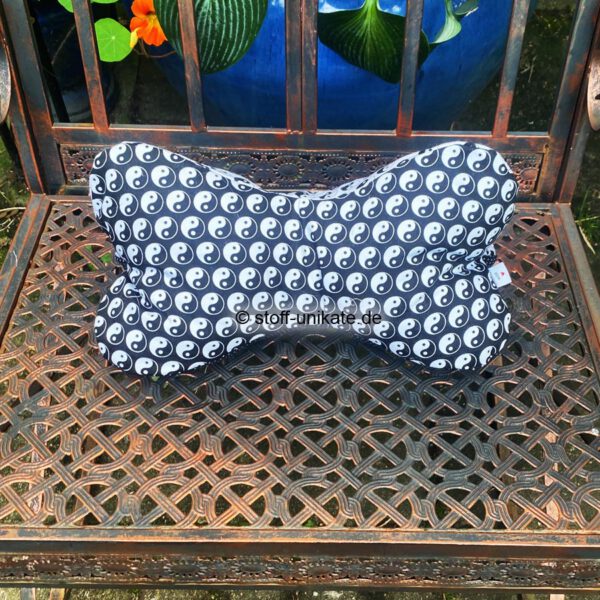 Leseknochen mit Yin Yang Motiven in schwarz-weiß. Stoff-Unikate handmade in Germany