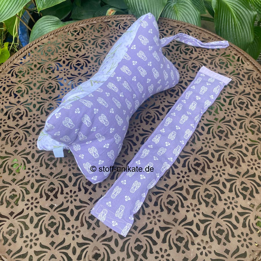 Kleiner Leseknochen mit Duftmanschette. Genäht aus reiner Baumwolle mit Lavendelmotiven. Stoff-unikate handmade in Germany