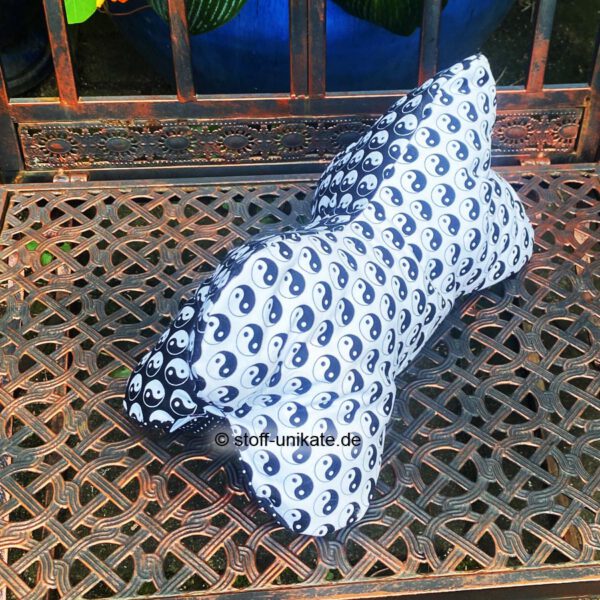 Nackenkissen, Leseknochen in schwarz-weiß mit Yin Yang Motiven. Stoff-Unikate handmade in Germany