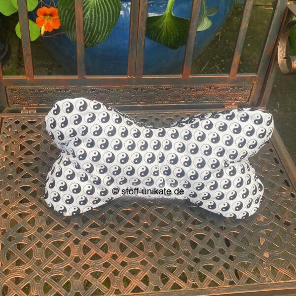 Leseknochen mit Yin Yang Motiven in schwarz weiß. Stoff-Unikate handmade in Germany