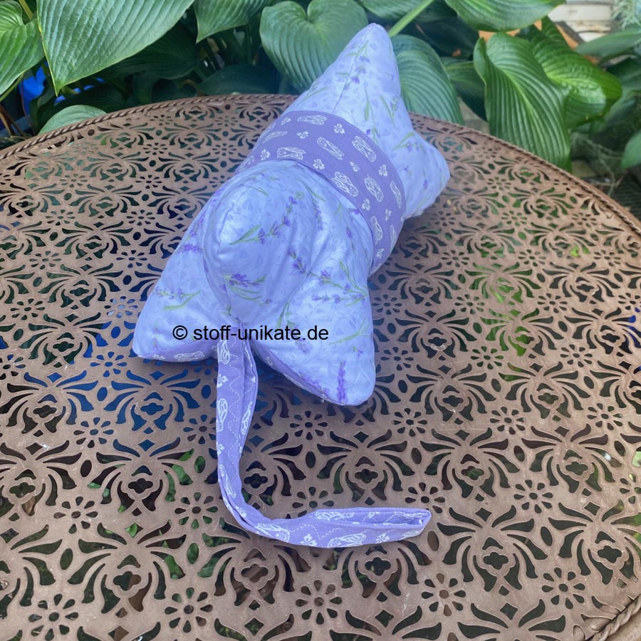 Kleiner Leseknochen mit Lavendelmotiven und Duftmanschette. Stoff-Unikate handmade in Germany