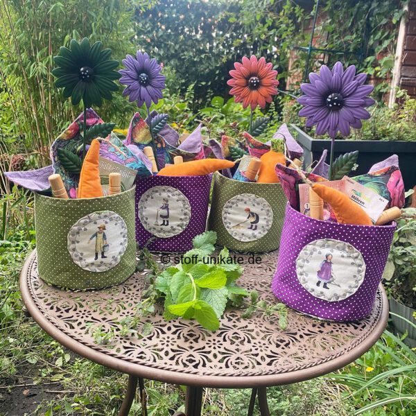 Gruppenfoto von den Utensilos aus der Serie Gartenzeit mit Leo, Lea, Lisa und Lotta. Stoff-Unikate handmade in Germany