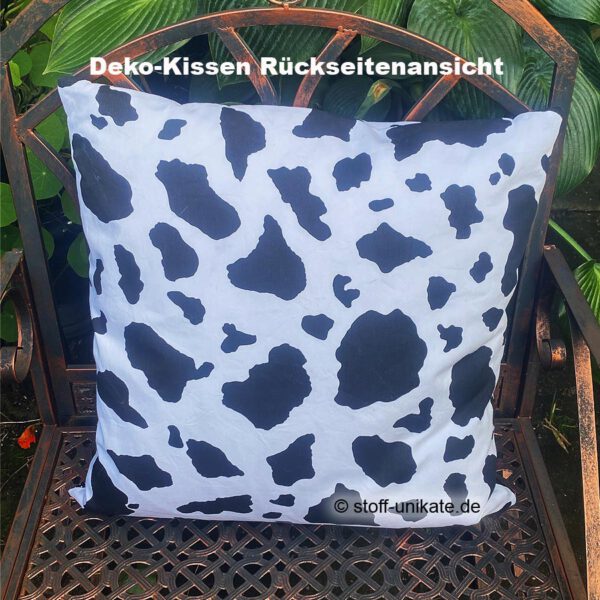 Rückseitenansicht von den Dekokissen mit Kuhmotiven in schwarz-weiß. Stoff-Unikate handmade in germany