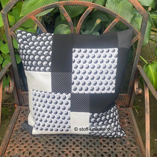 Yin Yang Kissen in schwarz-weiß. genäht aus Baumwollstofffen mit Yin Yang Motiven. Stoff-Unikate handmade in Germany