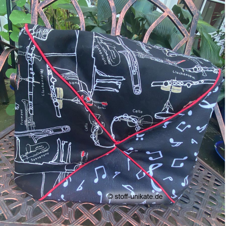 Bodenansicht vom XXL-Shopper, Einkaufstasche mit Musikinstrumenten in schwaarz-weiß-rot. Stoff-Unikate handmade in Germany