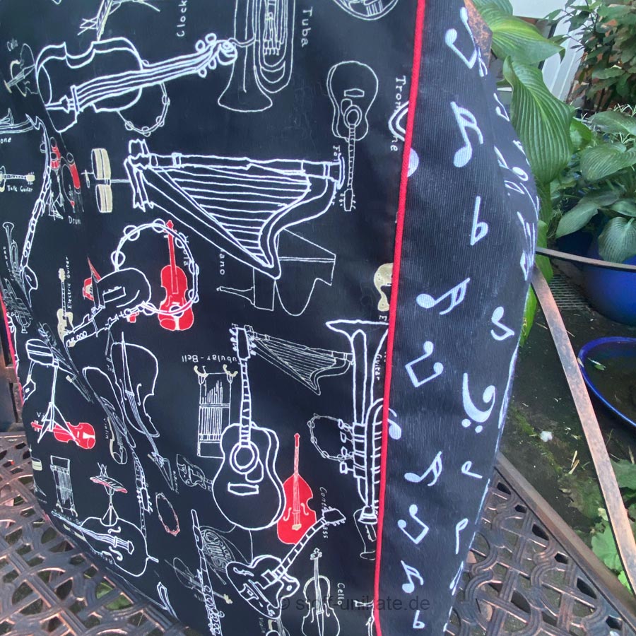 Detailansicht von der roten Paspel vom XXL-Shopper mit Musikinstrumenten genäht aus reiner Baumwolle. Stoff-Unikate handmade in germany