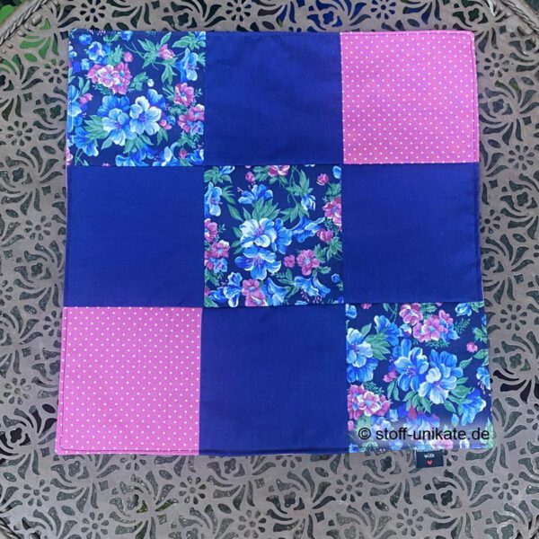 Patchwork-Deckchen, 2-lagig <br>Stoff-Deckchen, Tisch-Deko <br>„Blaue Blüten” <br>Schönes Geschenk