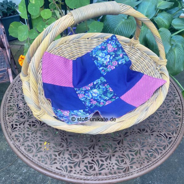 Brotkorbdeckchen mit Blumenmotiven genäht aus reiner Baumwolle. Stoff-Unikate handmade in Germany