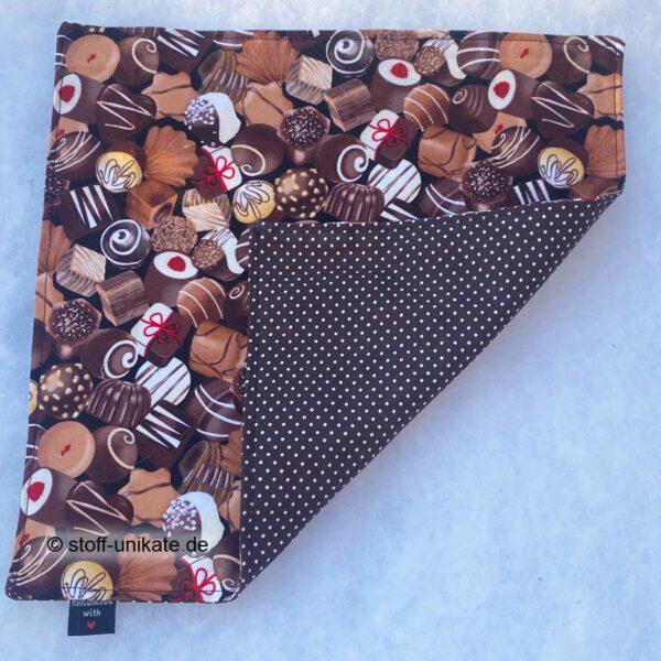 Zwei Stoffdeckchen mit Pralinenmotiven zur Auswahl. Stoff-Unikate handmade in Germany
