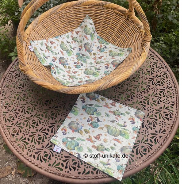 Stoffdeckchen mit Katzen- und Kürbismotiven. Genäht aus hochwertigen Baumwollstoffen von acufactum. Stoff-Unikate handmade in Germany