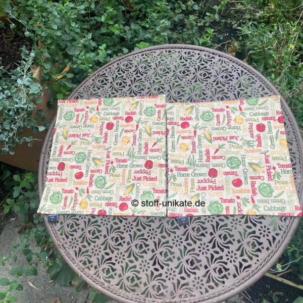 Stoffdeckchen mit Gemüse und englischer Schrift in zwei Größen. Stoff-Unikate handmade in Germany