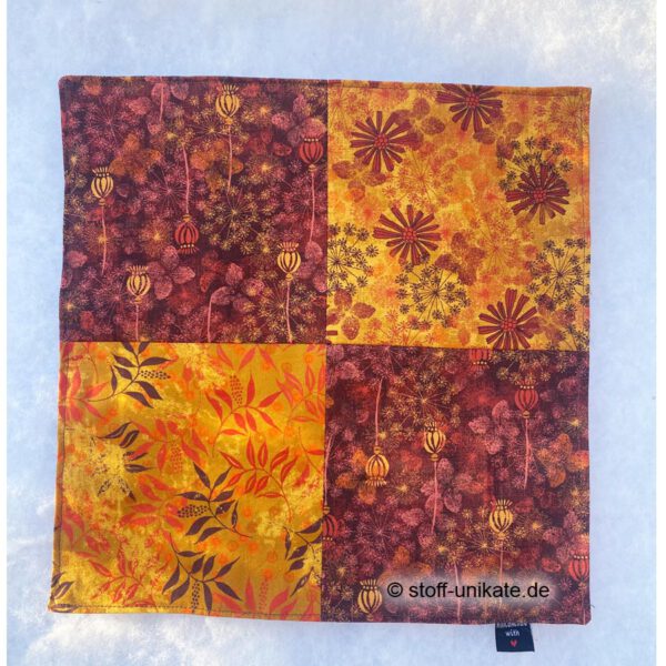 Patchwork-Deckchen mit Herbstblumen. Stoff-Unikate handmade in germany