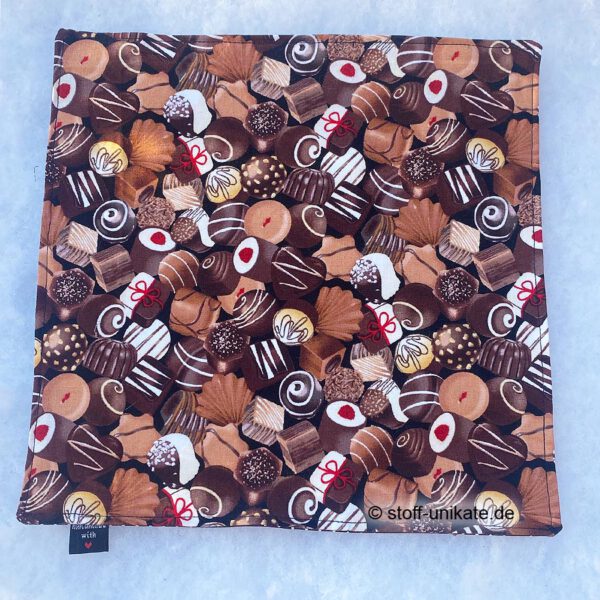 großes Stoffdeckchen mit Pralinen. Stoff-Unikate handmade in Germany