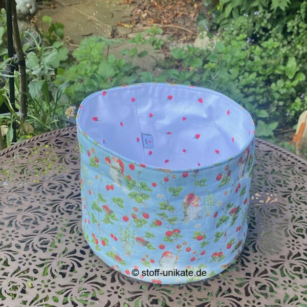 Außenansicht vom Stoffkorb mit Erdbeerwichteln. Stoff-unikat handmade in Germany