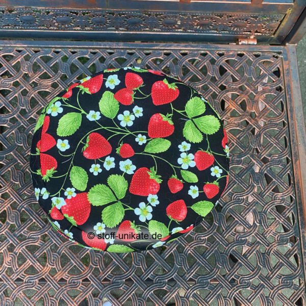 Stoffkorb, bodenansicht genäht aus reiner Baumwolle mit Erdbeermotiven. Stoff-Unikate handmade in Germany