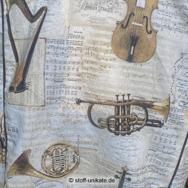 Detailansicht von Musikinstrumenten von der XXL-Einkaufstasche aus beigefarbenem Dekostoff. Stoff-Unikate handmade in Germany