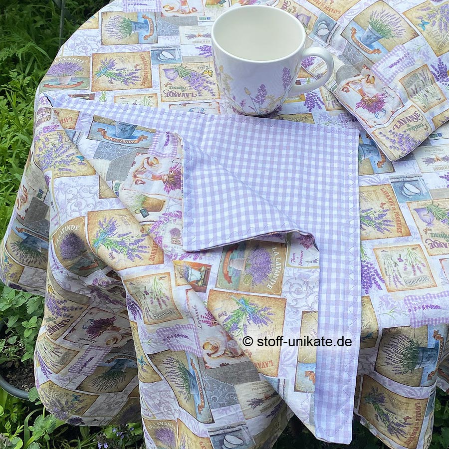 Stoffdeckchen mit Porzellantasse mit Lavendelmotiven. Stoff-Unikate handmade in Germany