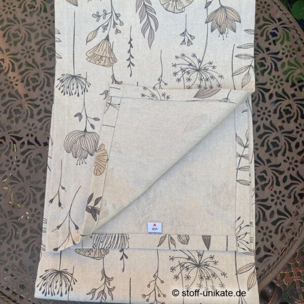 Tischläufer mit herbstlichen Blumen in Beige-Tönen. Stoff-Unikat handmade in Germany