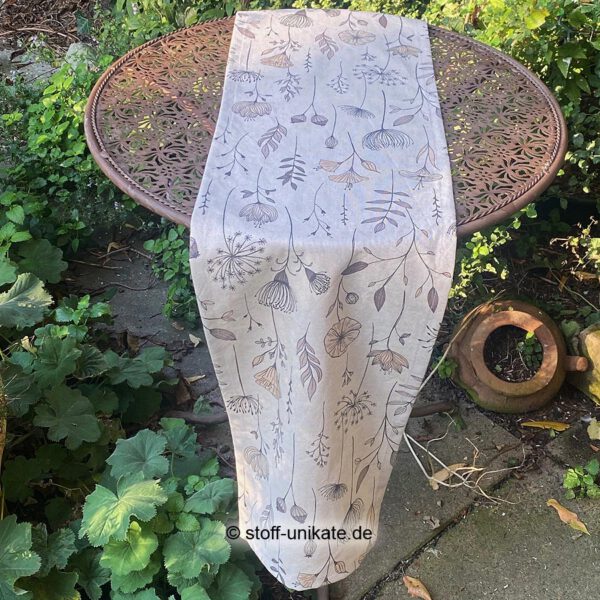 Tischläufer mit Herbstblumen in beige-Tönen. genäht aus Deko-Stoff. Stoff-Unikat handmade in Germany