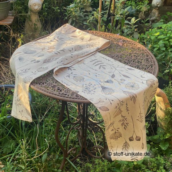 Langer Tischläufer mit herbstlichen Blumen aus Stoff. Stoff-Unikat handmade in Germany