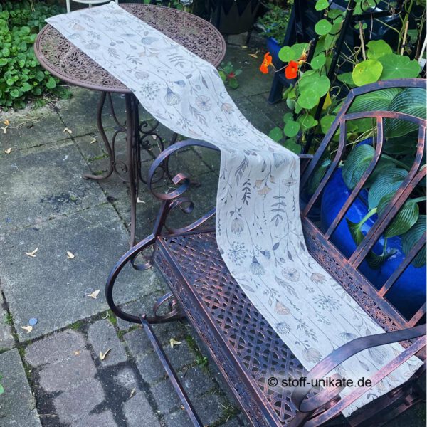 Langer Tischläufer von 153 cm mit herbstlichen Blumen, genäht aus Dekostoff. Stoff-Unikate handmade in Germany