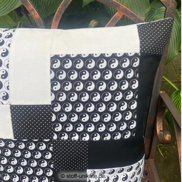 Detailansicht vom Yin Yang Kissen in schwarz-weiß. Stoff-Unikate handmade in Germany