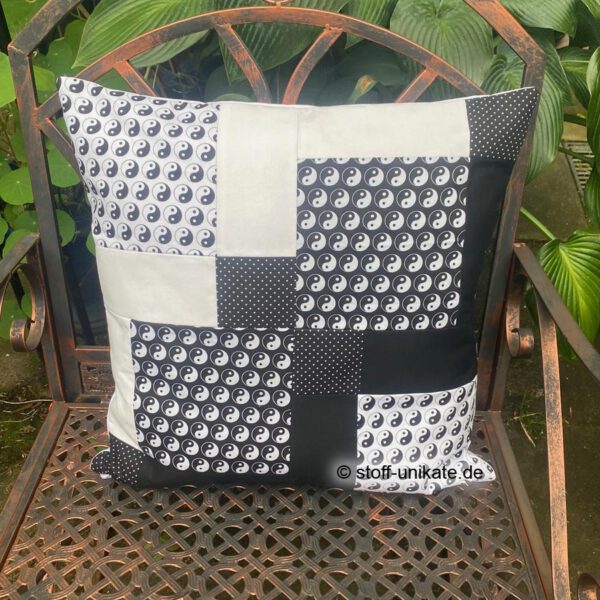 Yin Yang Kissen in weiß-schwarz. genäht aus hochwertigen Stoffen in weiß-schwarz. Stoff-Unikate handmade in Germany