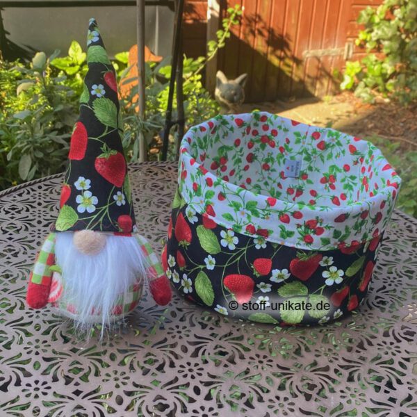Stoffkorb mit erdbeermotiven und einem Erdbeerwichtel. Stoff-unikate handmade in Germany