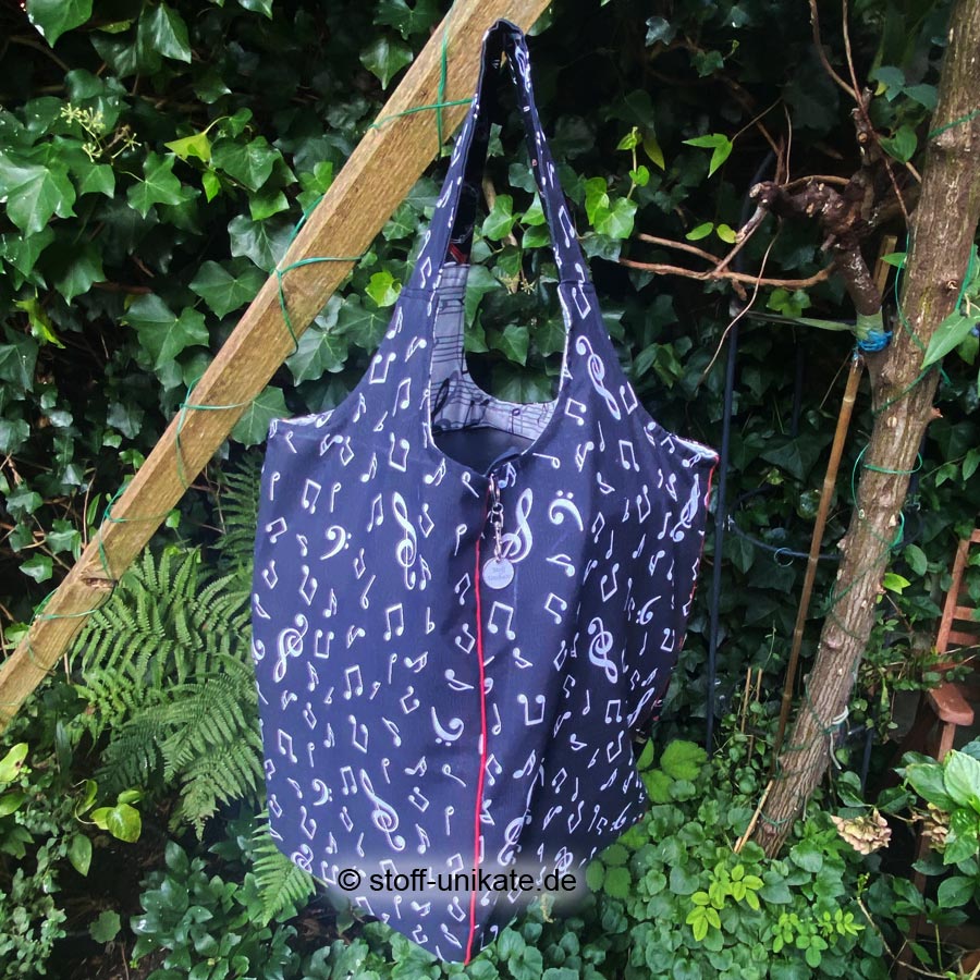 XXL-Einkaufstasche genäht aus Baumwollstoffen mit Musikinstrumenten in schwarz-weiß-rot. Stoff-Unikate handmade in Germany