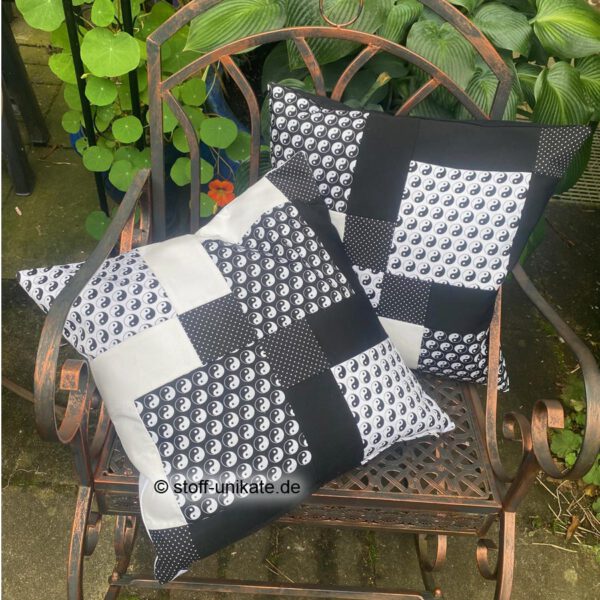 Zwei Designerkissen aus der Serie Yin Yang gegengleich gearbeitet in schwarz-weiß und weiß-schwarz. Stoff-Unikate handmade in Germany
