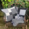 Gruppenfoto von der Deko-Kissen Serie Yin Yang bestehend aus zwei Designerkissen und einem Leseknochen in schwarz-weiß mit Yin-Yang-Motiven. Stoff-Unikate handmade in germany