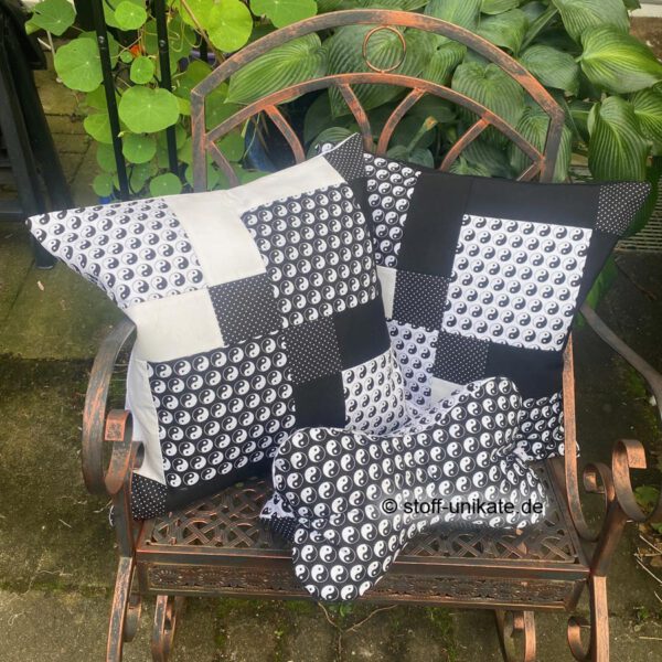 Gruppenfoto von der Deko-Kissen Serie Yin Yang bestehend aus zwei Designerkissen und einem Leseknochen in schwarz-weiß mit Yin-Yang-Motiven. Stoff-Unikate handmade in germany