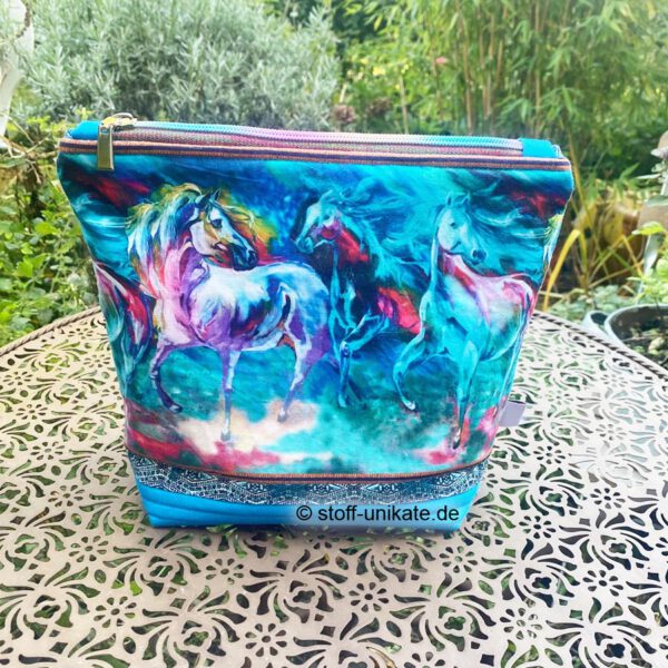 Kosmetiktasche, Kulturbeutel mit bunten Pferden. Stoff-Unikate handmade in germany