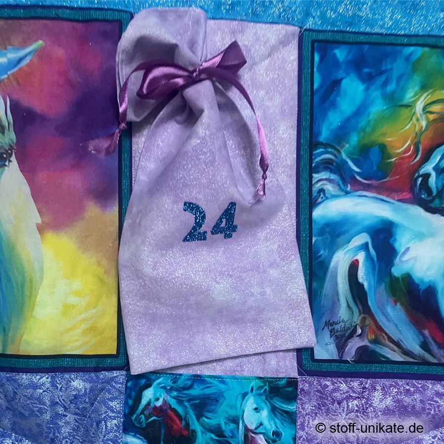 Detailansicht vom Adventskalender mit bunten Pferden. Stoff-Unikate handmade in Germany