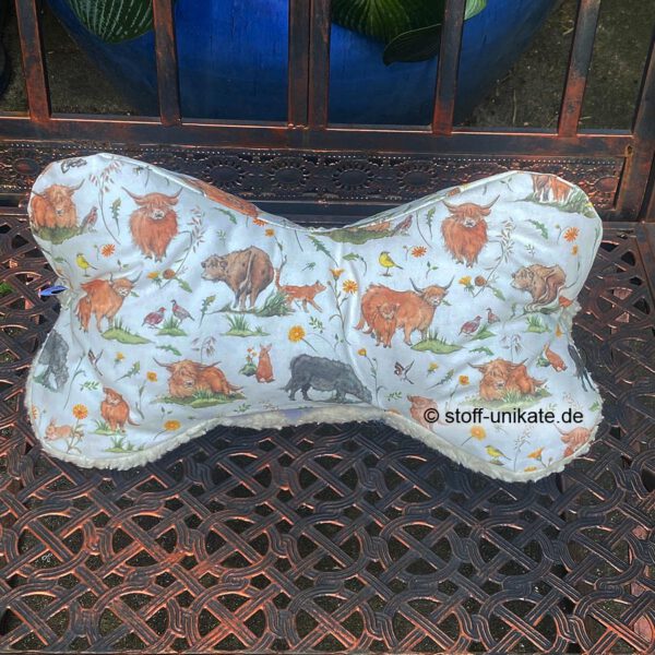 Stoffknochen, Leseknochen mit Hochlandrindern. Stoff-Unikate handmade in Germany