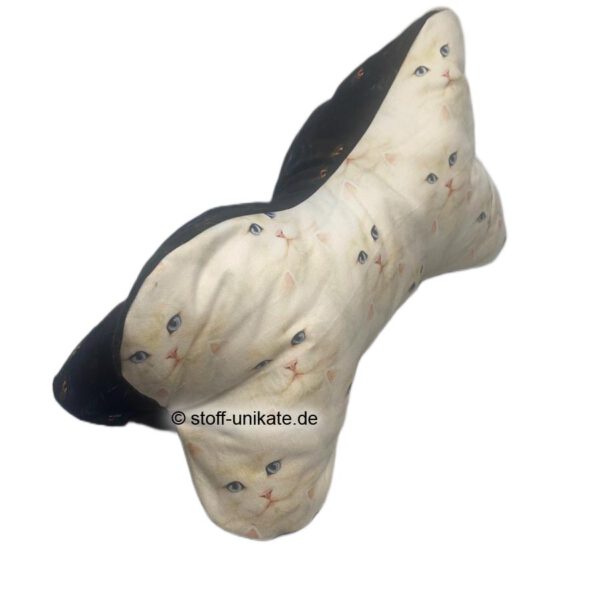 Leseknochen mit Katzenköpfen in schwarz-weiß. Stoff-Unikate handmade in Germany