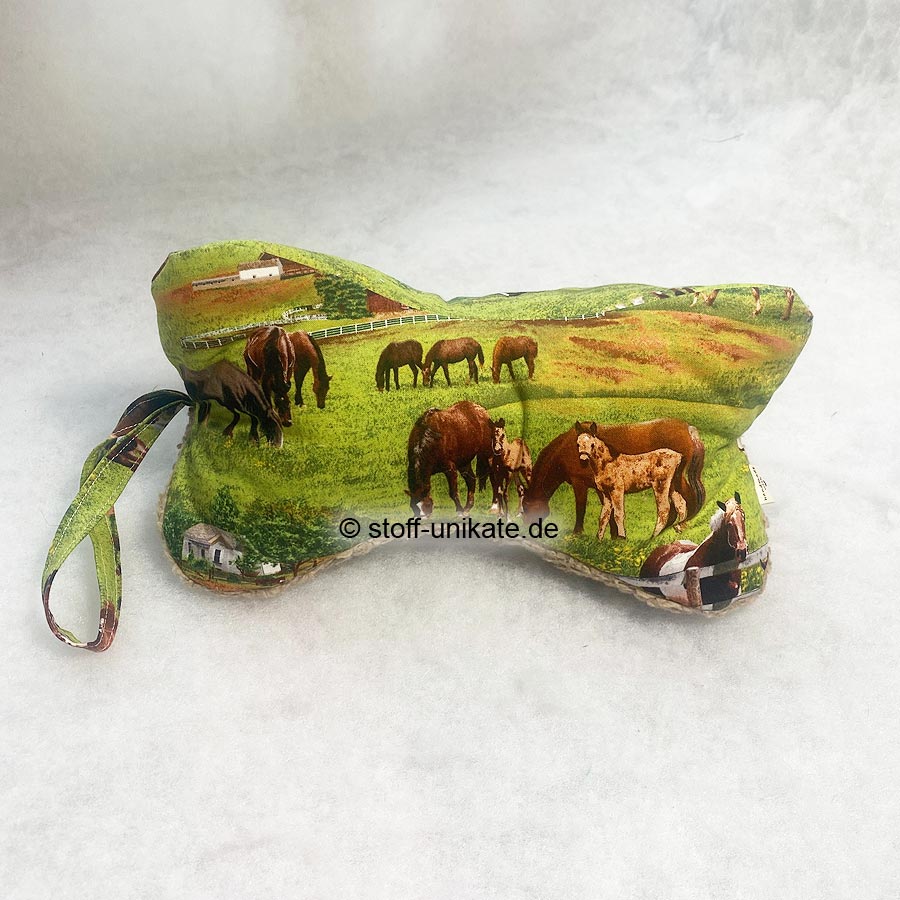 Kleiner Leseknochen mit Pferdemoitven auf der Wiese. Stoff-Unikate handmade in germany