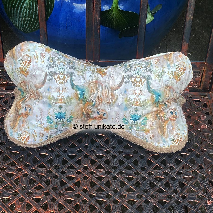 Leseknochen, Nackenkissen mit Hochlandrind und Teddyplüsch. Stoff-Unikat handmade in Germany