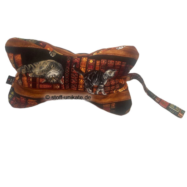 Kleiner Leseknochen mit Katzenmotiven in der Bibliothek. Stoff-Unikate handmade in Germany