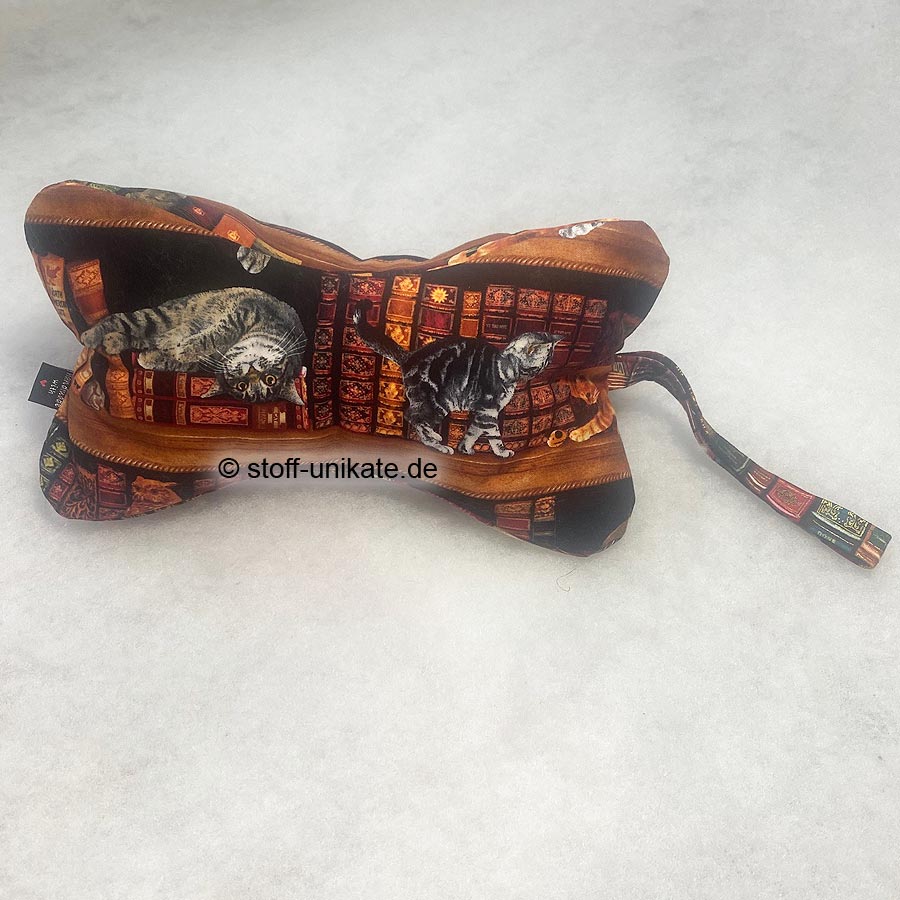 Kleiner Leseknochen mit Katzenmotiven. Stoff-Unikate handmade in Germany